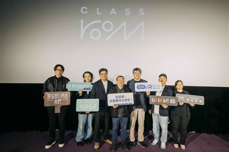 《那張照片裡的我們》導演 鄭乃方（由左至右）、瀚草文創總經理吳明憲、瀚草文創創辦人曾瀚賢、瀚草文創董事長湯昇榮 、聯合數位文創董事長李彥甫、必應創造新創長陳皆理、in89豪華影城副總經理李秀玫共同出席CLASSROOM開幕活動。（圖／瀚草文創提供）
