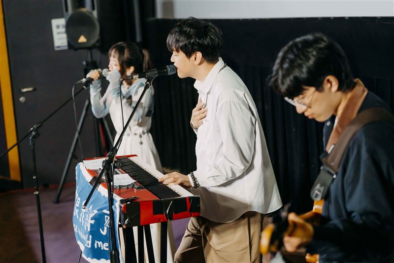 守夜人團長旭章分享在 CLASSROOM 的演出體驗，認為這個場域因為結構的設計，整體聲音效果出色。（圖／瀚草文創提供）