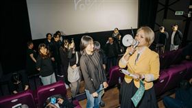 台灣喜劇圈的「脫口秀教母」黃小胖帶來一段精彩的開場。（圖／瀚草文創提供）