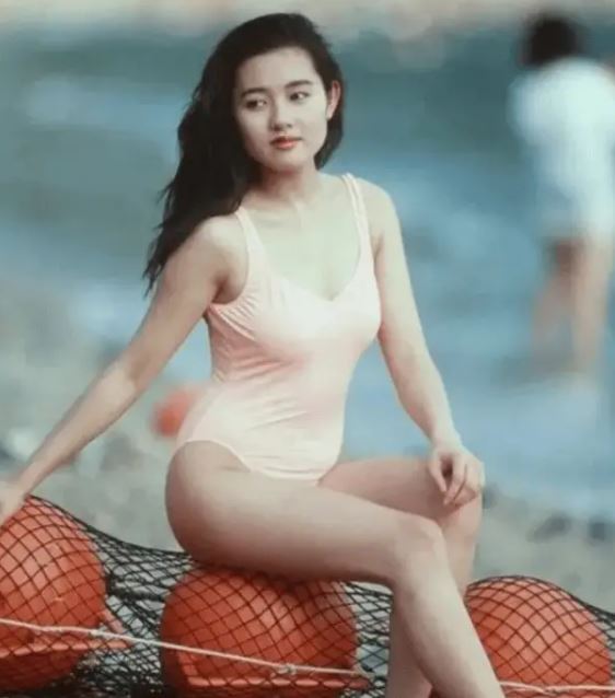 年輕時的李麗珍，美得像清晨草尖上的一抹露珠。（圖／翻攝自微博）