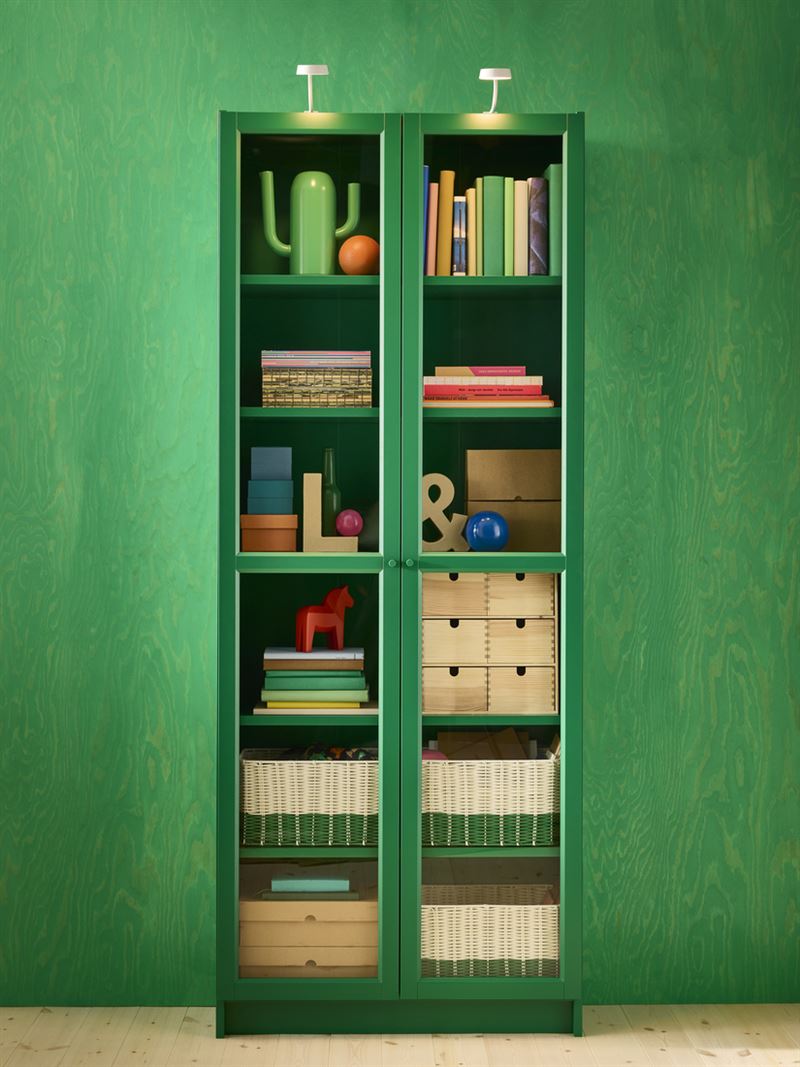 BILLY玻璃門綠色書櫃兼顧防塵與展示效果。（圖／品牌業者提供）
