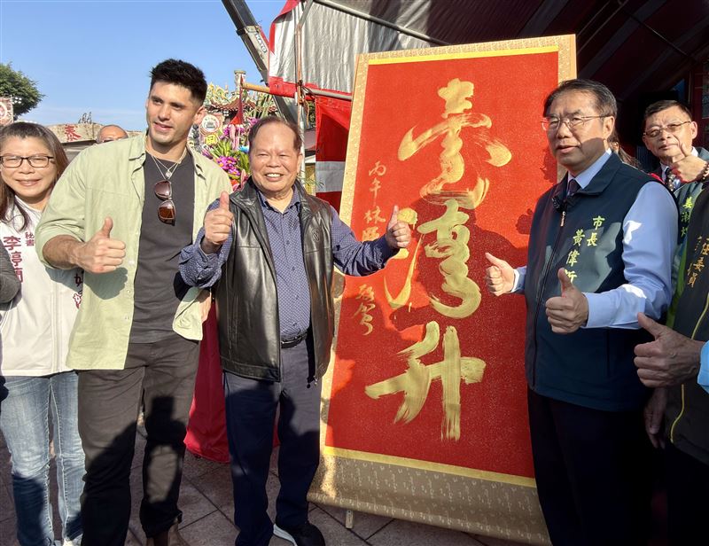 圖／鹽水蜂炮啟動儀式現場，臺南市長黃偉哲與林暉博士共同合影留念。金墨題字「蜂炮盛・台灣升」氣勢磅礡，書法與蜂炮交織，展現傳統民俗與文化藝術融合的新風貌。（圖／必紅演藝國際提供）