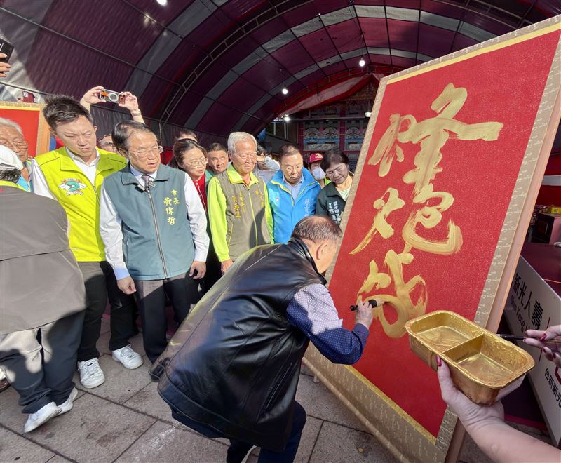 金墨揮灑、筆勢奔騰。林暉博士於鹽水武廟現場完成題字「蜂炮盛・台灣升」，墨香與炮火交織，為2026鹽水蜂炮盛典揭開文化新篇章。（圖／必紅演藝國際提供）