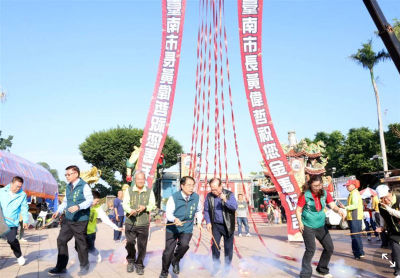 煙火瞬間引爆、炮聲震耳欲聾！臺南市長黃偉哲於鹽水武廟親自點燃蜂炮，象徵2026鹽水蜂炮民俗儀典正式啟動。今年首度結合書法藝術開筆儀式，讓百年傳統蜂炮在震撼氣勢中更添文化厚度。（圖／必紅演藝國際提供）