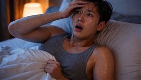 夜間盜汗,睡覺,流汗,失眠。（示意圖／AI製圖）