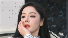 中國女星迪麗熱巴與「嘉行傳媒」合作13年，近日合約正式到期，引發網路熱議。（圖／翻攝自微博）