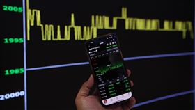 台積電失守2000元台北股市26日收盤小漲1.42點，為35414.49點，成交金額新台幣1兆1372.31億元。但權值股台積電失守2000元大關，終場跌20元或0.99%，收1995元。中央社記者張新偉攝　115年2月26日