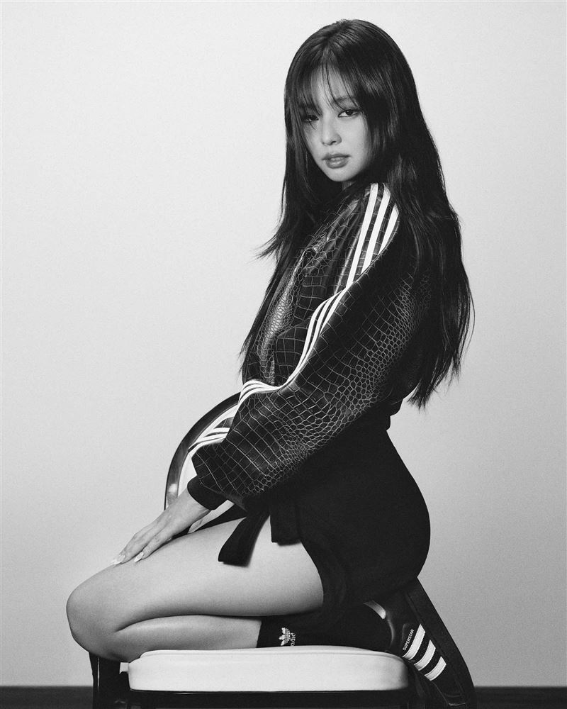 adidas Originals邀全球音樂偶像JENNIE時尚詮釋全新SUPERSTAR 2026形象。（圖／品牌業者提供）