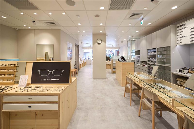 JINS東湖店為台灣第一家設置玻璃展櫃洽談區，動線與服務流程也因地制宜。（圖／品牌業者提供）