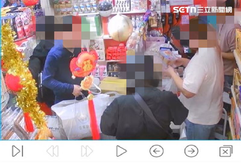 韓國遊客抱怨到西門町紀念品店被多刷500元茶葉。(圖／陳小姐提供）