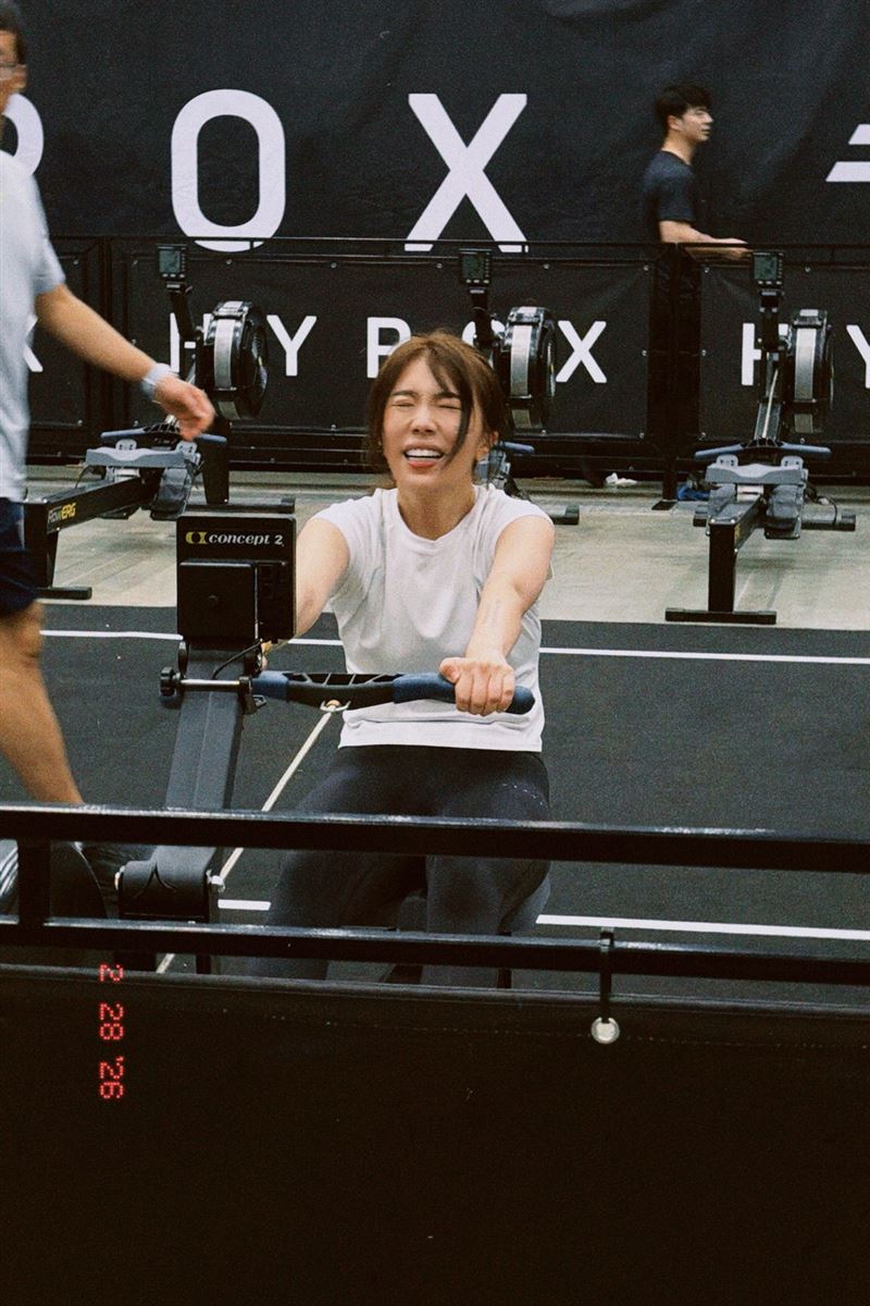 蔡家蓁挑戰拉雪橇及划船機項目，直言彷彿見到「人生走馬燈」。（圖／想不到音樂工作室提供）