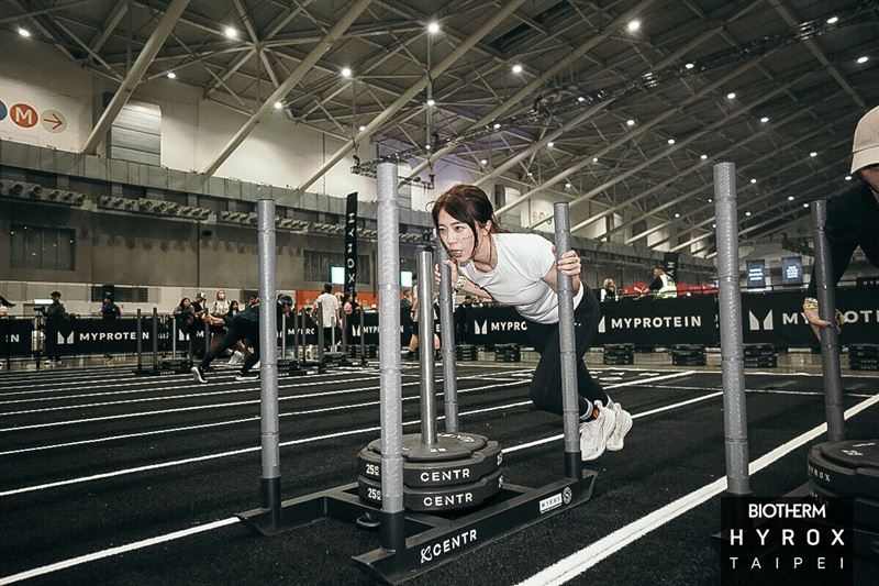 蔡家蓁挑戰拉雪橇及划船機項目，直言彷彿見到「人生走馬燈」。（圖／想不到音樂工作室提供）