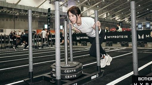 金曲女星被操到腿軟　運動一半喘不過氣