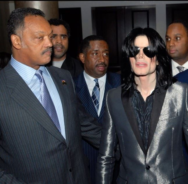 麥可傑克森生前往來密切的卡西歐家族4名成員,日前向法院遞交長達23頁的訴狀,指控麥可傑克森在他們未成年期間,涉嫌誘騙、下藥與性侵,其中一人當時僅7歲。(圖/翻攝自麥可傑克森IG)