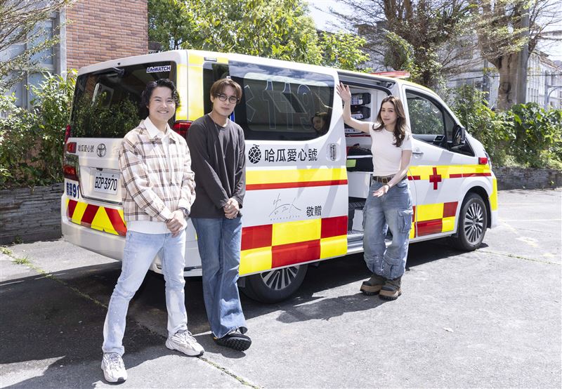 告五人首次見到印有「哈瓜愛心號」字樣的救護車,神情難掩激動。(圖/相信音樂提供)