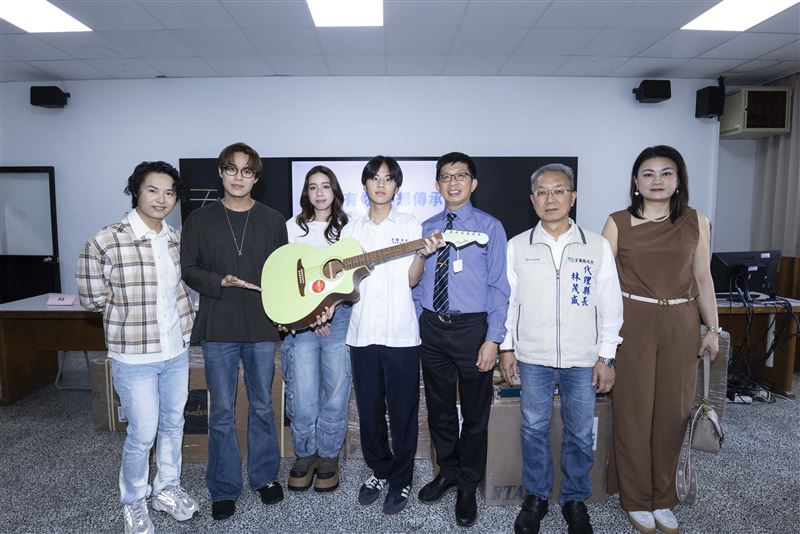 告五人暖心捐贈母校樂器設備。(圖/相信音樂提供)