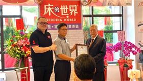 「床的世界」創辦人暨董事長陳燕飛（右）逝世，享壽78歲。（圖／翻攝自臉書，床的世界）