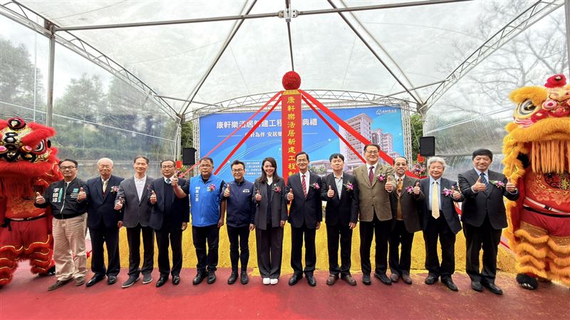 康軒文教跨足長照！新竹首座「長租型樂齡宅」動土，高虹安（中）力推高齡友善。(圖/業者提供)