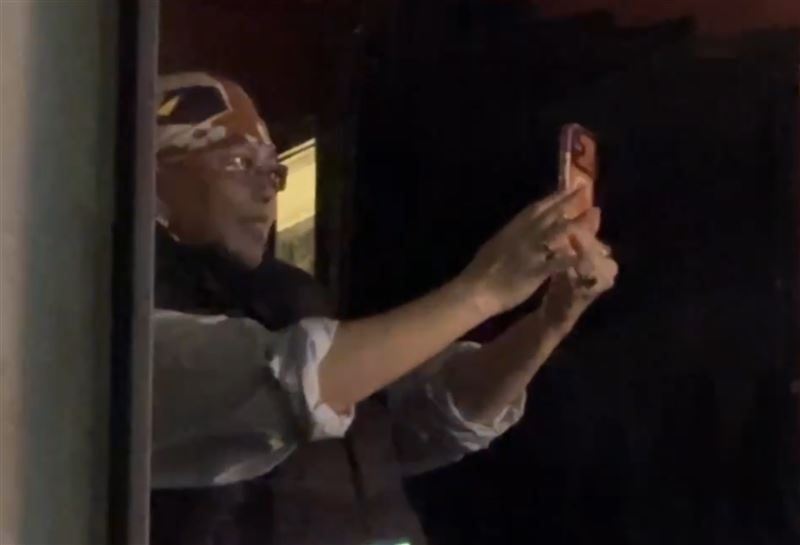 阿妹在整場儀式中開手機錄影。（圖／記者王浩源攝影）