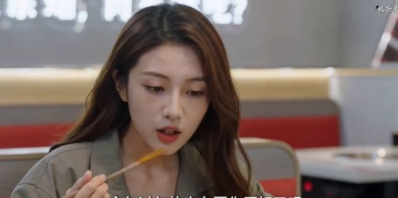 網友表示，要不是發現牠吃東西只嚼不下嚥，真沒看出來是AI生成的演員。（圖／翻攝自微博）