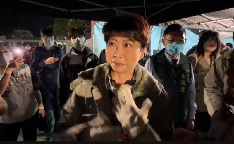 立委陳亭妃表示第一次這樣直接體驗蜂炮。（圖／翻攝畫面）