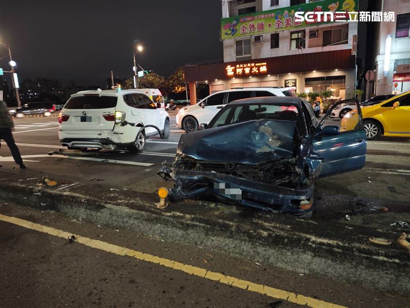 71 歲林姓男子駕車行經該路口時,疑似未注意車前狀況,直接撞上前方正在停等紅燈的兩部機車,導致機車受力再推撞前方的警察巡邏車。(圖/翻攝畫面)