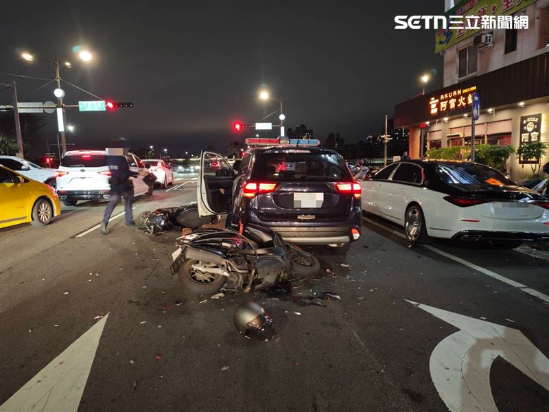 老翁追撞前方停等紅燈的2部機車。遭撞的2部機車因衝擊力道過猛,再向前撞擊正在執行勤務的警察巡邏車。(圖/翻攝畫面)