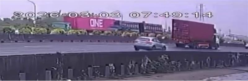 行車紀錄器錄下「奪命8秒」，自小客遭前後大車「夾撞」，造成駕駛傷重不治。（圖／翻攝「職業聯結車職業大貨車職業大客車拉拉隊運輸業照片影片資訊分享團 」）