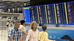 中東衝突使航班大亂  泰國機場逾百航班取消美以聯手空襲伊朗，中東多國關閉領空導致航班大亂，泰國曼谷蘇凡納布機場及其他主要機場有逾百個航班取消，圖為出境大廳航班資訊。中央社記者李宗憲曼谷攝　115年3月3日