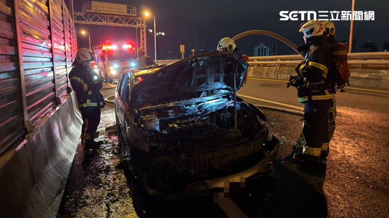車輛疑似因機械故障致車輛拋錨起火，釀成火燒車。（圖／翻攝畫面）