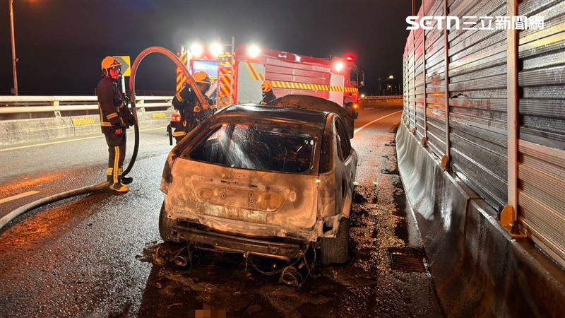 台64線快速道路，新北市板橋區16.7公里處，今天（4日）凌晨驚傳火燒車事故。（圖／翻攝畫面）