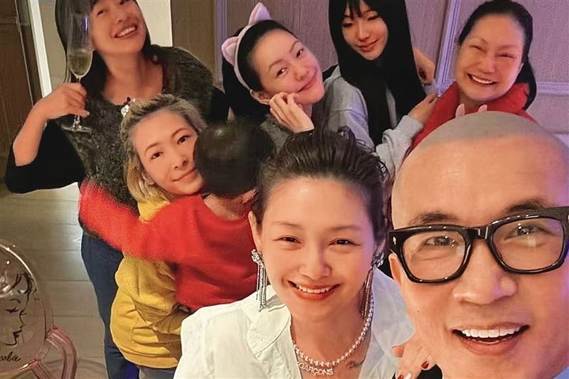 2024跨年,Makiyo(左二)到大S家聚會,也是她與大S(中)最後一次見面。(翻攝自小S徐熙娣臉書)