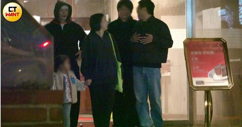 上月21日深夜，許光漢與李毅誠和曾國宏兩對夫妻現身台北市民生社區，看得出心情大好。（圖／本刊攝影組）