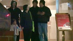 上月21日深夜，許光漢與李毅誠和曾國宏兩對夫妻現身台北市民生社區，看得出心情大好。（圖／本刊攝影組）