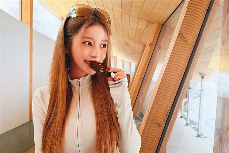 蔡瑞雪的新髮色與妝容評價兩極，有人覺得成熟火辣，也有網友懷念清純的她。（圖／翻攝自蔡瑞雪IG）