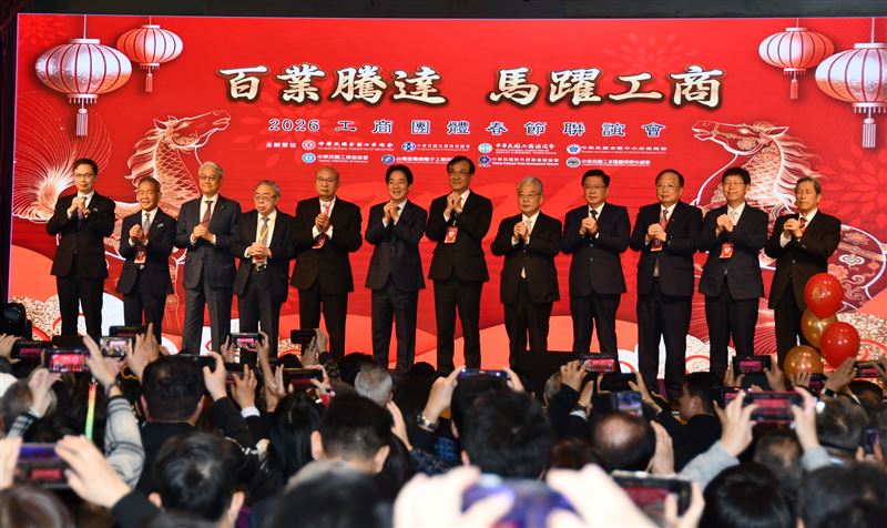 工總理事長潘俊榮針對總預算卡關向藍營發出重話,直言政治紛亂將導致台灣空轉內耗 。他率團向韓國瑜、傅崐萁鞠躬請託,盼儘速審議 ART 等重大法案 。潘更盛讚賴清德團隊是「世界最強」,公開表態力挺「對的人」,呼籲產業界與政府攜手衝刺 AI 護國群山商機 。(圖/工總提供)