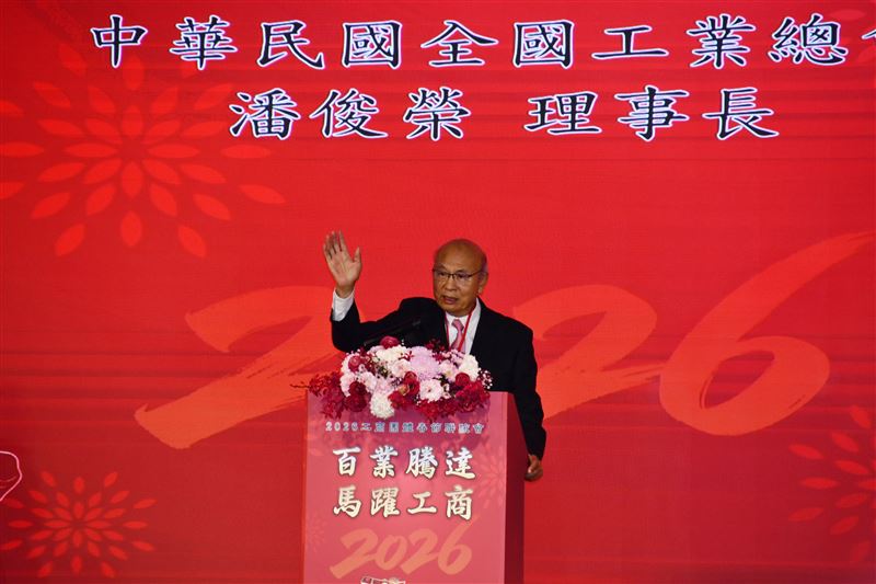 工總理事長潘俊榮針對總預算卡關向藍營發出重話,直言政治紛亂將導致台灣空轉內耗 。他率團向韓國瑜、傅崐萁鞠躬請託,盼儘速審議 ART 等重大法案 。潘更盛讚賴清德團隊是「世界最強」,公開表態力挺「對的人」,呼籲產業界與政府攜手衝刺 AI 護國群山商機 。(圖/工總提供)