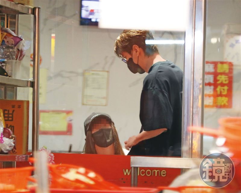 01:17兩人一合體,立馬前往鍋物店吃宵夜,孫沁岳(右)負責點餐買單,白衣女子(左)則細心擦拭餐具及拿飲料,互動很有默契
