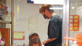 01：17兩人一合體，立馬前往鍋物店吃宵夜，孫沁岳（右）負責點餐買單，白衣女子（左）則細心擦拭餐具及拿飲料，互動很有默契。