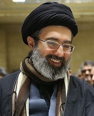 哈米尼56歲的次子穆傑塔巴·哈米尼(Mojtaba Khamenei)在伊斯蘭革命衛隊的強力護航下,已成為繼任最高領袖的接班人。(圖/翻攝自X平台The Spectator Index帳號)