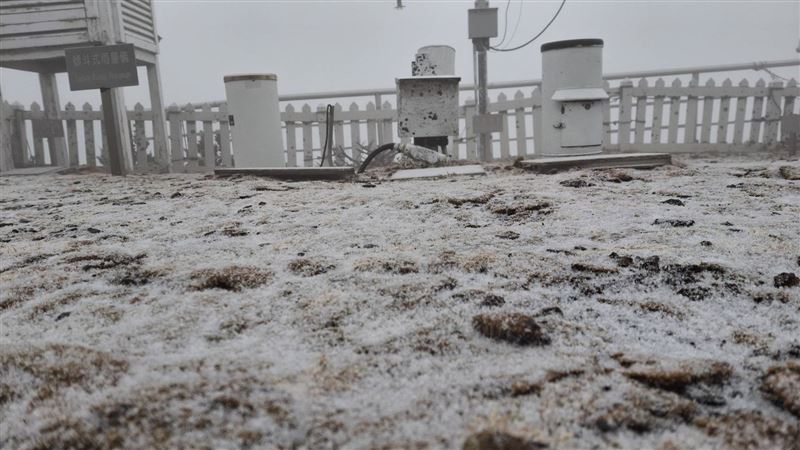 玉山清晨降雪。(（圖／玉山氣象站提供）