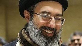 哈米尼56歲的次子穆傑塔巴·哈米尼（Mojtaba Khamenei）在伊斯蘭革命衛隊的強力護航下，已成為繼任最高領袖的接班人。（圖／翻攝自X平台The Spectator Index帳號）