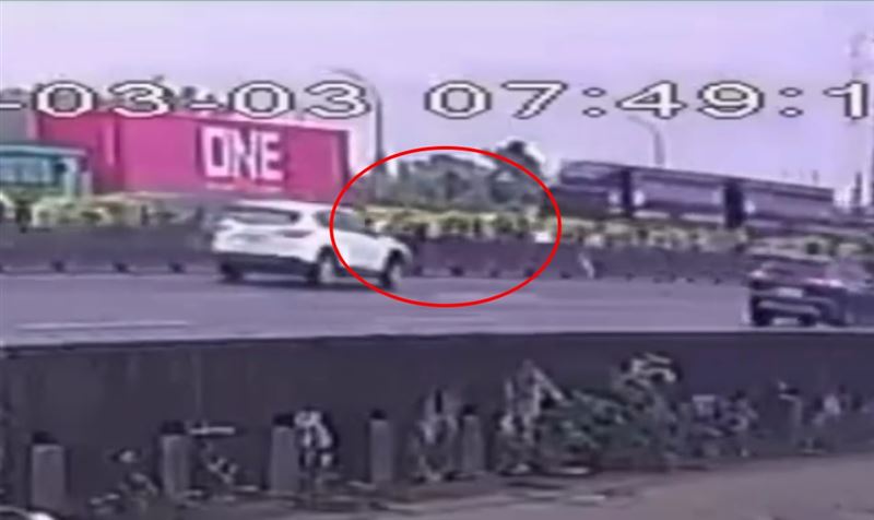 因回堵車流趨於靜止，紅圈處的自小客車剛好被分隔島擋住，誰也沒料想到幾秒後死神上門。（圖／翻攝自職業聯結車職業大貨車職業大客車拉拉隊運輸業照片影片資訊分享團）