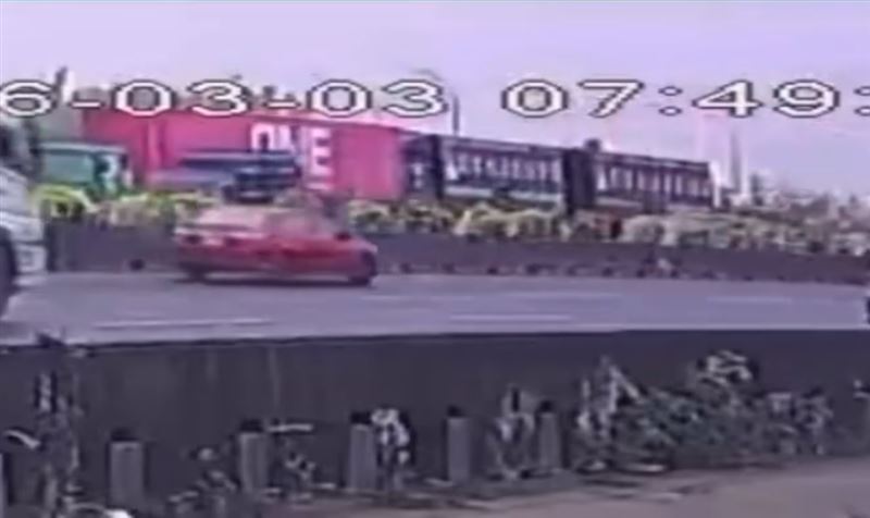 物流公司兩節式貨櫃車，在零煞車情況下追撞，後座力將3輛車往前推擠了幾公尺。（圖／翻攝自職業聯結車職業大貨車職業大客車拉拉隊運輸業照片影片資訊分享團）