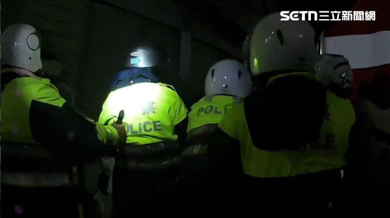 30歲林姓男子因為酒後情緒激動，失控咆哮還爆發推擠衝突，遭警方制伏帶回警局。（圖／翻攝畫面）