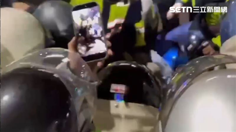 台南鹽水蜂炮因為推擠爆發衝突，在場警力上前將雙方隔開。（圖／翻攝畫面）