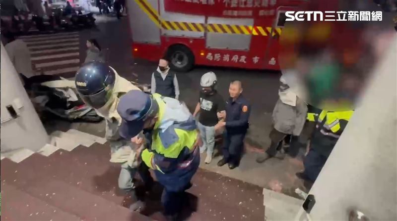 3人被警方帶回，林男因為拉扯過程中揮打員警，被依妨害公務罪送辦。（圖／翻攝畫面）