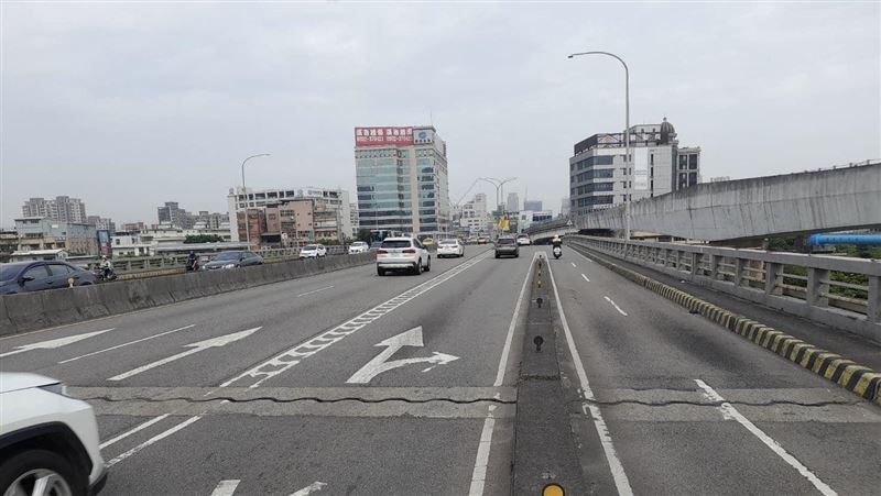 3月10日起啟動大漢橋機慢車道實體分隔島拆除工程，預計5月31日前完工，施工其間機車須配合導引改道行駛快車道，日間則恢復正常通行。（圖／新北工務局提供）