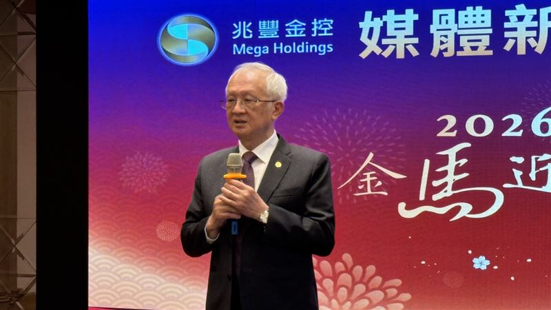 兆豐金董事長董瑞斌於媒體春酒定調,中東500億元曝險集中於非戰火核心的卡達,影響極其有限。他精算戰事對國內物價衝擊僅約0.7個百分點,並看好今年財管業務將延續成長20%的強勁動能。(圖/記者師瑞德攝影)