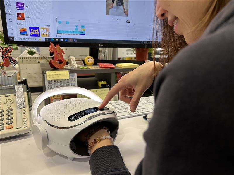 手部按摩器結合按壓和溫熱功能，釋放疲勞感。（圖／品牌業者提供）